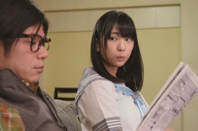 嫁が近くに居るのに笑みを浮かべながら勃起をさせて痴女ってくる年上好きな少女 2
