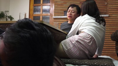 コタツの中で蒸れた股間を夫以外の男にくちゅくちゅと弄られこっそり欲情する美熟女