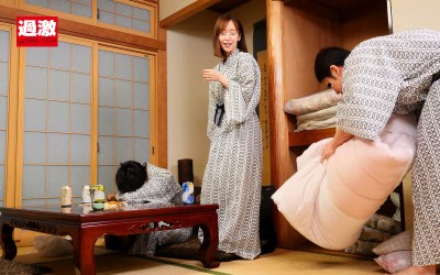 布団の中の密着ピストンでねっとり膣奥を突かれ夫に声をかけられずイキ堕ちた敏感妻は何度も絶頂を求める 4 総集編付き スペシャル版