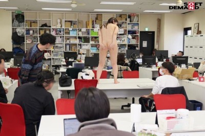 SOD女子社員 中途2年目衣装担当 佐竹。このたび初AV出演！！その後、即全裸業務いたしました。