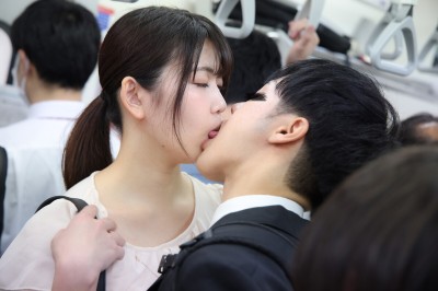 ワザと満員電車でエロ尻を若者の股間に押しつけ勃起チ○ポでパンツ越しオナニーをしだす誘惑お姉さん れな（23歳） ヒップ92センチ