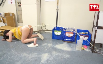 同じマンションに住む無防備な透けパン美尻女に浣腸をぶち込んだら我慢できず着衣噴射 2