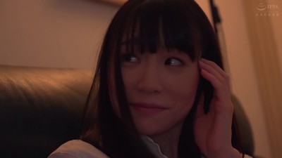 えっ！！友達のカノジョが僕の布団の中に潜り込んできたっ？！「ねえ、しよっか？布団の中だったらバレないからしてもいいよ」