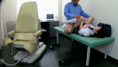あどけなさの残る少●に陰部を露出するなりすまし医療従事者盗撮 4