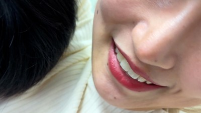 M男が街中で女性に声をかけてワキを舐めさせて貰う 美容部員 はるのちゃん