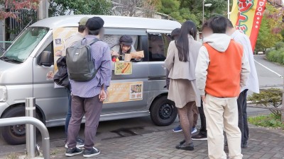 人気 AV 女優が挑戦！イカサレ屋台の中で 潮吹きながらホットドッグ売ってください！ 小野坂ゆいか 望月つぼみ