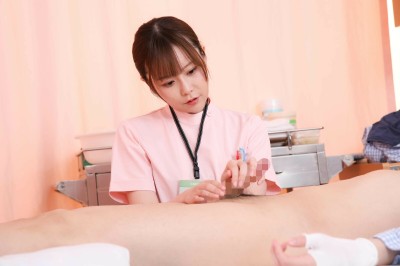 ワザと手コキのような陰部洗浄で暴発させて青年患者を虜にするおばさん看護師 VOL.4 保湿と言いつつ撫で回す看護師さん